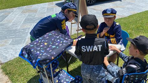 Choose one of our cool free bank robbery games online and start robbing one bank after another and don't let the police catch you. Kids pretend play swat team and police chief and police ...