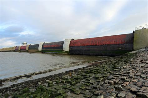Die küstenseeschwalben sind schwerer zu beobachten und brüten entfernter von den. Eidersperrwerk -seeseitig- Foto & Bild | architektur ...