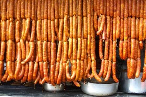E' affascinante la storia di questo salame unico in italia, che affonda le sue origini nella seconda metà dell'ottocento, in un clima di povertà. Dal 30 ottobre all'1 novembre a San Lorenzo in Banale ...