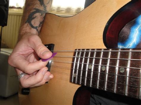 5 Cara Menggunakan Pick Gitar Yang Benar BukaReview