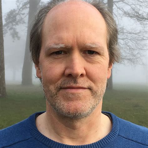 Doch borowski meint in unmittelbarer nähe des tatorts eine in den weichen boden getrampelte 14 zu erkennen, ein symbol amerikanischer neonazis. Daniel Nocke - Funke & Stertz - Medien Agenten - Hamburg