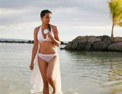 hot indian actress blog masala actress mugdha godse super hot bikini show masala blog desi