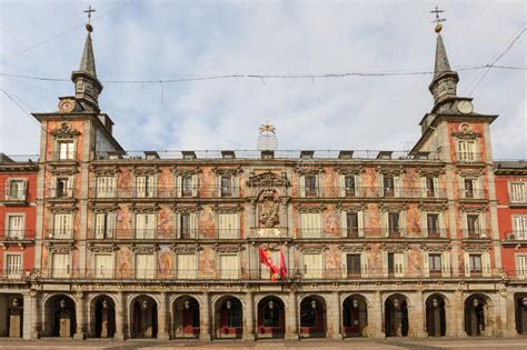 You can have a meal or a snack on some typically spanish or andalusian dishes while you marvel at the magnificent views of the center of madrid. Madrid, Plaza Mayor, Facade Of Casa De La Panaderia Stock ...