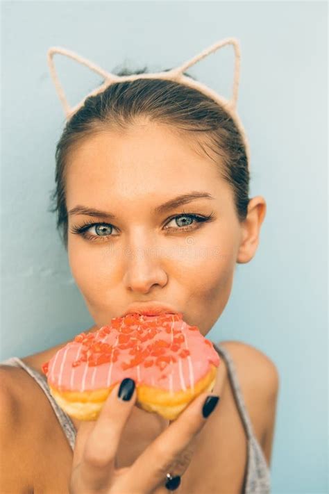 Brunette Lady Eat Sweet Heart Shaped Donut Stock Image Image Of Healthy Happy 95000283