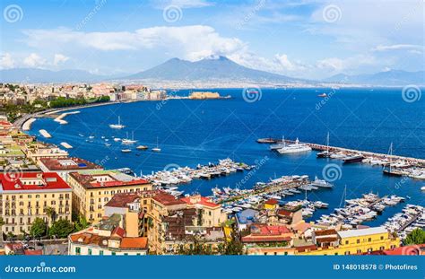 Naples Stad Och Port Med Mount Vesuvius P Horisonten Som Ses Frn