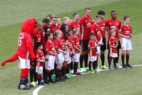 The midfielder gathered a veritable cast of. Manchester United's class of 2008 reunited for Michael ...