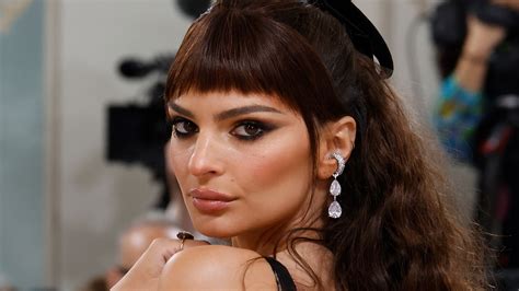 Emily Ratajkowski Wore a Hyper-Realistic, 3D Roach on Her Nails | Teen
