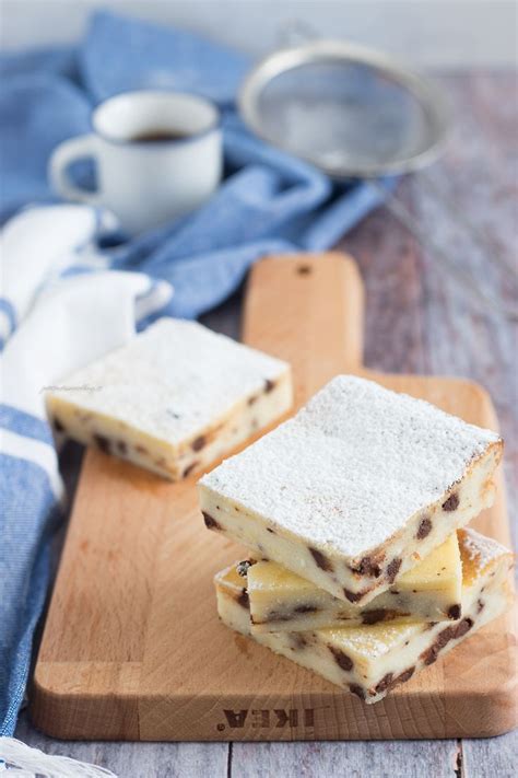 i quadrotti con ricotta e gocce di cioccolato sono una ricetta perfetta per pasqua così come per