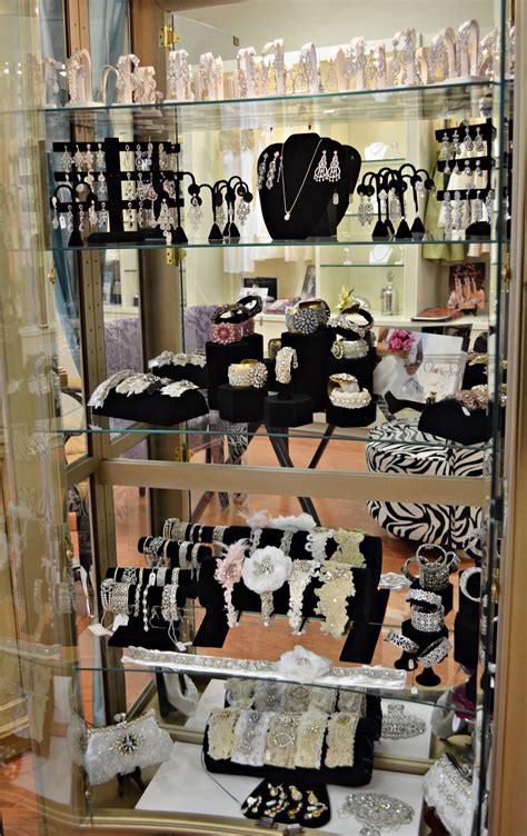Guida pratica al matrimonio tra straniero e italiano. Bacio Bacio Specialty Accessories | Bride look