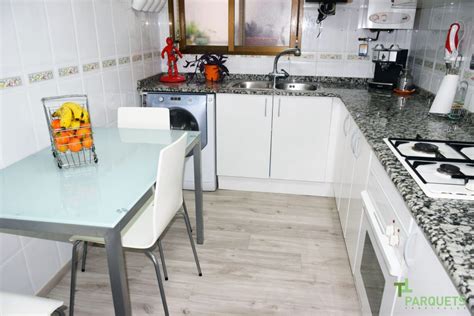 Amplia gama de catálogos donde usted podra elegir. Suelo de parquet para cocina: ¿madera natural o sintética ...