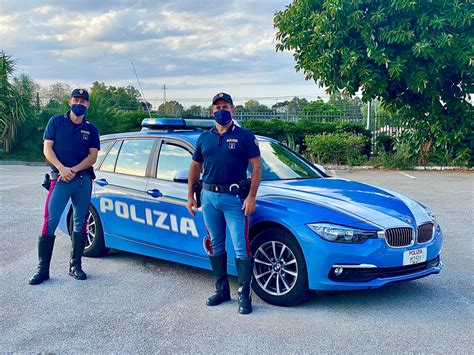 Palermo La Polizia Di Stato Soccorre Un Bimbo Conducendolo In Ospedale A Bordo Dellauto Di