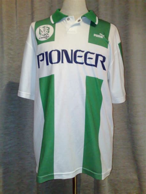 De fanshirts zijn over het algemeen veel goedkoper dan de originele shirts. FC Groningen Home voetbalshirt 1995 - 1996.