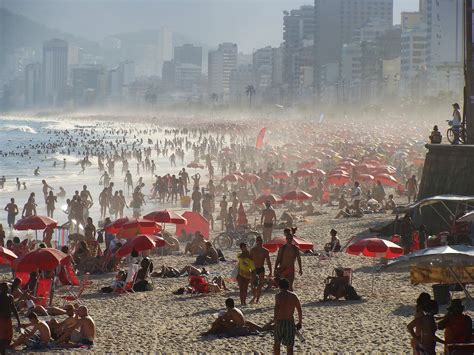 Foto Una Playa Llena De Gente Con Muchas Personas Y Sombrillas Imagen Rio De Janeiro Gratis En