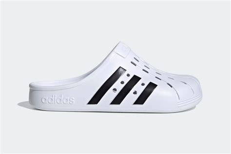 Consigue el look neoyorkino por excelencia combinando estas zapatillas en color blanco, con unos vaqueros. Adidas hat eine eigene Version von "Crocs" veröffentlicht.