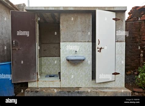 Indian style toilet fotografías e imágenes de alta resolución Alamy