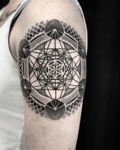 Geometrische tattoos können in form von blättern, linien, sternen und einer vielzahl anderer muster erscheinen. #tattoospirit #tattoo #tätowierung #kunst #körperkunst # ...