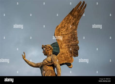 Detalle De La Estatua De La Diosa Victoria En Una Cuadriga Victoria Alada Estatua Al Atardecer