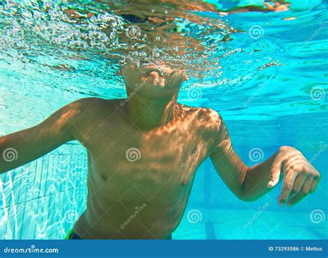 Nuotata Del Ragazzo Sotto Acqua Nello Stagno Fotografia Stock Immagine Di Viaggio Svago