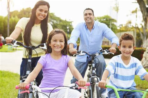 nonni che insegnano ai nipoti a guidare le bici in parco immagine stock immagine di bambino