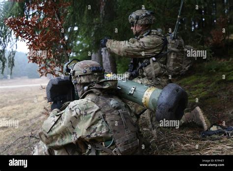 Javelin Shoulder Fired Anti Tank Missile Hi Res Stock Photography And