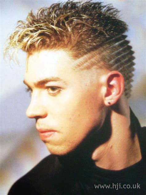 This is a hairstyle that you can achieve without having to necessarily cut your hair up. 1987 men lines hairstyle - HJI
