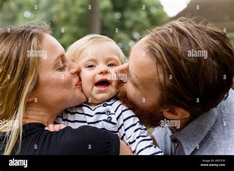 Padre Besando A Su Hija En La Mejilla Fotografías E Imágenes De Alta