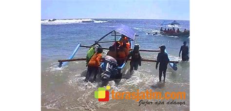 Pantai tambakrejo terletak di desa tambakrejo kecamatan wonotirto kab. Menikmati Sensasi Laut Selatan, di Pantai Tambak Rejo ...
