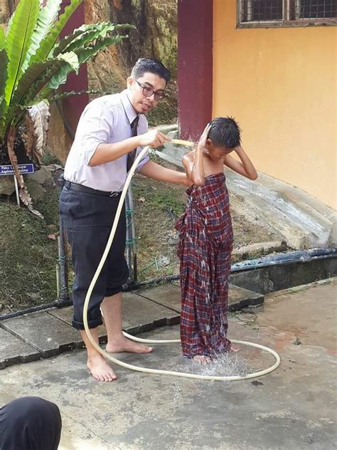 Dari nabi saw seorang lelaki telah terjatuh dari untanya sehingga payah lehernya, lalu meninggal dunia. Cikgu Ini Mandikan Seorang Murid Lelaki Di Depan Pelajar ...