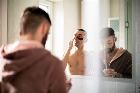 게이 커플 에 앞 의 그만큼 욕실 거울 하 고 아침 얼굴 페이셜 마스크에 대한 스톡 사진 및 기타 이미지 페이셜 마스크 화장실 건축물 커플 Istock