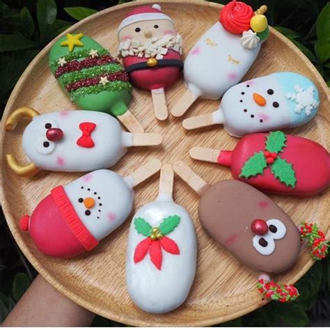 It makes 20 pops at a time, which is handy if you're making cake pops for the masses. @apple_chen_ruijin 🌲🎅 Cakesicle/Popsicle Silicone Molds! 4 designs available at 🛒www.itacakes ...