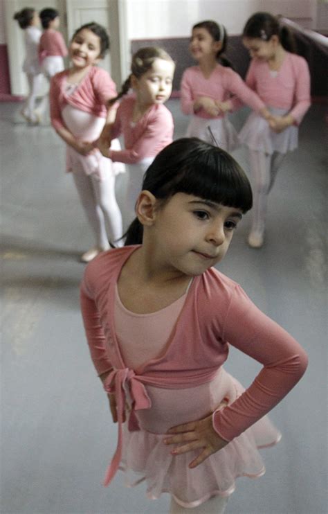 فتيات يمارسن بعض الرقصات في مدرسة الباليه للأطفال في تبليسي صحيفة الاقتصادية