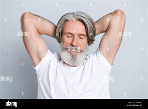 Foto de un hombre jubilado muy cansado vestir camiseta blanca sonriendo brazos detrás de la