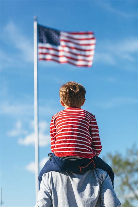 Boy And His Father Looking Up At The American Flag Del Colaborador De