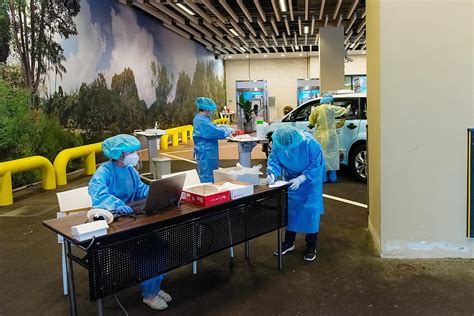 The robot takes about 20 seconds to. Drive-through swab test facility, Singapore News - Tabla