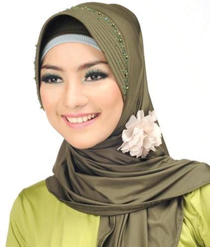 Pofesi yang ia jalani saat ini adalah. Citra Kirana: Cantik Berhijab II