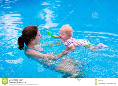 母亲和婴孩游泳池的 库存图片 图片 包括有 男朋友 母亲 婴孩 喜悦 及早 女儿 节假日 蓝色 55784767