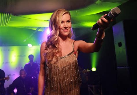 Ego Joss Stone Faz Pocket Show Em Loja Em São Paulo Notícias De Noite