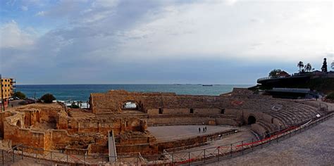 Исключение составляет лишь пляж playa virgen de la nueva на водохранилище pantano de san juan. "Римский амфитеатр" На фото - один из наиболее сохранившихся римских амфитеатров, построенный ...