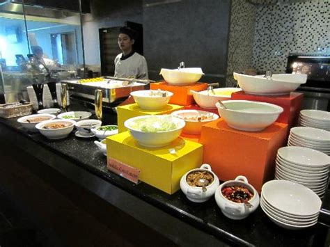 Oletko käynyt kohteessa ksl hotel & resort? Noodles and congee station at the Infusion cafe. - Picture ...