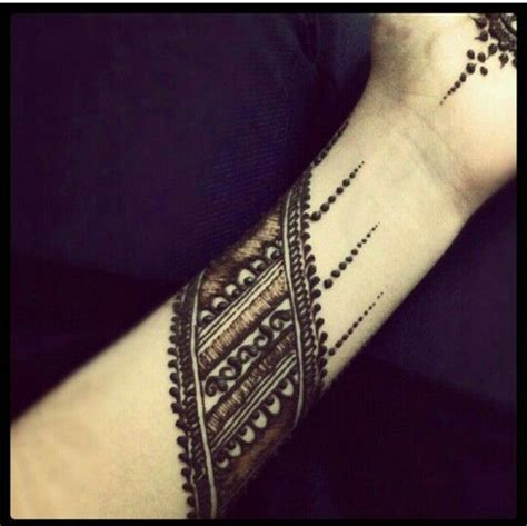 These tattoos look best when placed on the hands, fingers, or inner wrist. Henna bracelet | 7ina Designs | Pinterest