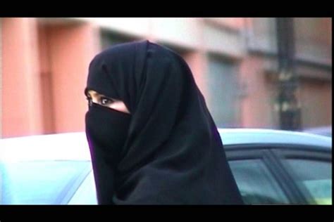 Il Divieto Di Indossare Burqa è Legge