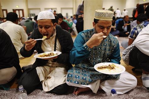 Just Eat Some Of This No One Will Know 6 Things You Shouldn T Say To Someone Fasting For