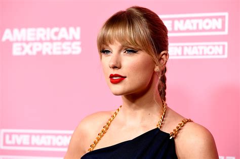 Watch Access Hollywood Interview Taylor Swift Spotted Kissing Joe Alwyn At Surprise Nme Awards