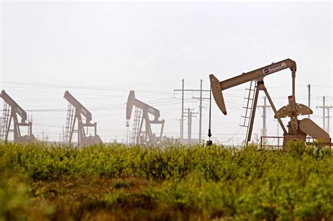 Texas oil and gas sector contracts as rig count falls