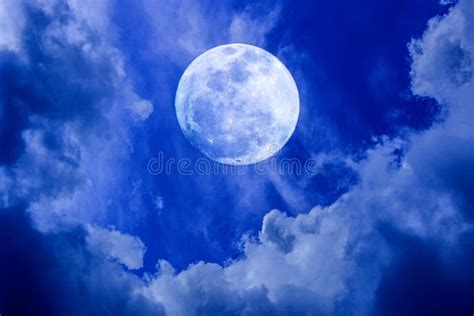 Pleine Lune Brillante Et étoiles Scintillantes Dans Le Ciel Bleu