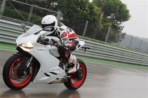 Ducati's eagerly anticipated 'baby' panigale 899 is the new challenger in the middleweight sports bike division. 2014 Ducati 899 Panigale review | Visordown