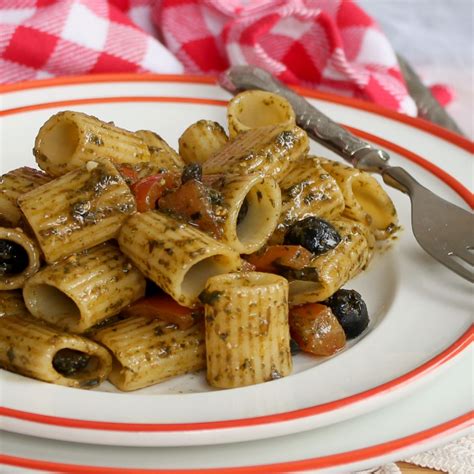 Non frullare troppo a lungo per non rischiare di rendere il composto troppo acquoso. Pasta con pesto di rucola olive e pomodorini (con immagini ...