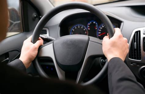 Ini adalah cara membelok lama yang tidak lagi sesuai digunakan untuk mengendalikan stereng kereta moden hari ini. 10 Gaya Korang Pegang Stereng Kereta Ni Bakal Bongkar ...