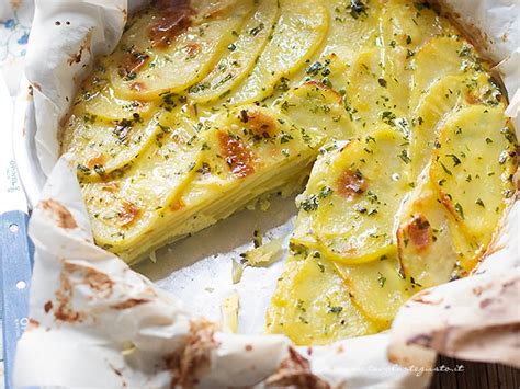 Versarlo sulle patate, mescolare senza romperle con un cucchiaio di legno e servire subito. Frittata di patate, la Ricetta veloce golosissima (al ...