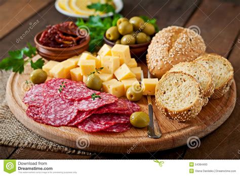 Maybe you would like to learn more about one of these? Vassoio Di Approvvigionamento Dell'antipasto Con Salame E ...